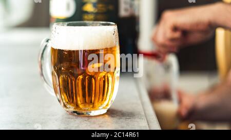 Ein Glas hausgemachtes Bier auf dem Tisch. Bier während der Quarantäne. Stoppen Sie Coronavirus Stockfoto