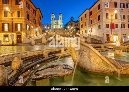 Die leere Spanische Treppe in Rom zur blauen Stunde Stockfoto