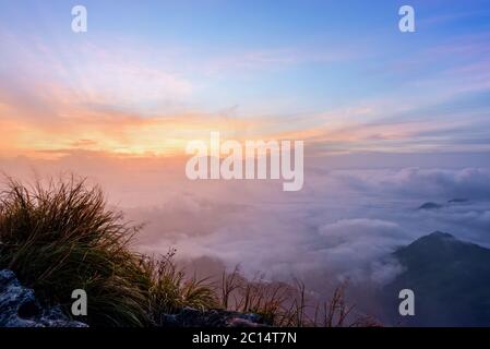 Sonnenaufgang auf Phu Chi Fa Forest Park, Thailand Stockfoto