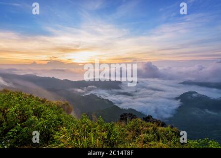 Sonnenaufgang auf Phu Chi Fa Forest Park, Thailand Stockfoto