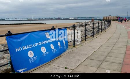 New Brighton, UK: 3. Jun 2020: Ein Schild an der Promenade weist darauf hin, dass keine Strandschwimmer im Einsatz sind Stockfoto