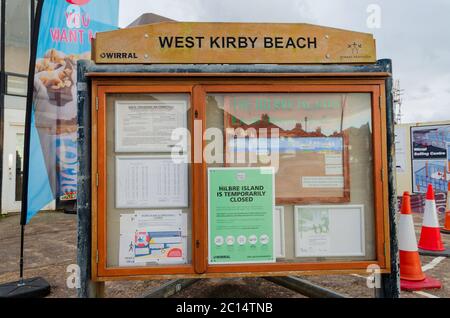 West Kirby, Großbritannien: 3. Juni 2020: Ein Schild am Eingang zum Strand warnt davor, dass Hilbre Island aufgrund der Corona Virus Pandemie geschlossen ist. Stockfoto