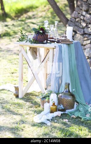 Schokoladenkuchen mit Blumen und drei Whiskey-Dekantern Stockfoto