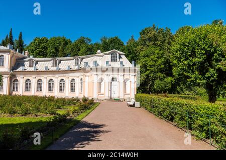 Die große Orangerie im Unteren Park in Peterhof, St.Petersburg, die heute als Restaurant betrieben wird Stockfoto