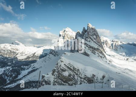 Schöne Panoramasicht auf die Dolomiten Alpen Landschaft bedeckt Schnee im Winter, Südtirol, Italien. Klassische Aussicht auf die berühmten Seceda-Gipfel Stockfoto