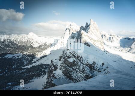 Schöne Panoramasicht auf die Dolomiten Alpen Landschaft bedeckt Schnee im Winter, Südtirol, Italien. Klassische Aussicht auf die berühmten Seceda-Gipfel Stockfoto