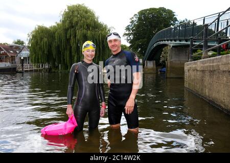 London, Großbritannien. 14. Juni 2020 Freiwasserschwimmer, Stuart Leigh & Fiona Buchanan schwimmen in der Themse, um Eel Pie Island, Twickenham, zu einer Zeit, in der die Schwimmbäder wegen des Coronavirus geschlossen sind. Andrew Fosker / Alamy Live News Stockfoto