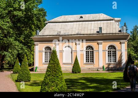 Die große Orangerie im Unteren Park in Peterhof, St.Petersburg, die heute als Restaurant betrieben wird Stockfoto