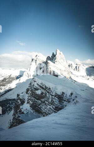 Schöne Panoramasicht auf die Dolomiten Alpen Landschaft bedeckt Schnee im Winter, Südtirol, Italien. Klassische Aussicht auf die berühmten Seceda-Gipfel Stockfoto