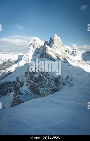 Schöne Panoramasicht auf die Dolomiten Alpen Landschaft bedeckt Schnee im Winter, Südtirol, Italien. Klassische Aussicht auf die berühmten Seceda-Gipfel Stockfoto