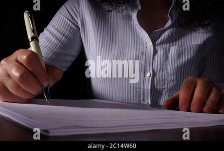 Die Frau, die den Vertrag unterzeichnet hat und eine Scheidung unterzeichnet hat. Stockfoto