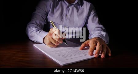 Die Frau, die den Vertrag unterzeichnet hat und eine Scheidung unterzeichnet hat. Stockfoto