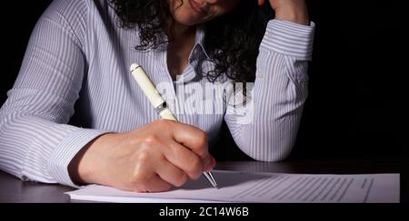 Die Frau, die den Vertrag unterzeichnet hat und eine Scheidung unterzeichnet hat. Stockfoto