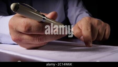 Die Frau, die den Vertrag unterzeichnet hat und eine Scheidung unterzeichnet hat. Stockfoto