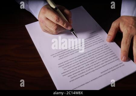 Die Frau, die den Vertrag unterzeichnet hat und eine Scheidung unterzeichnet hat. Stockfoto