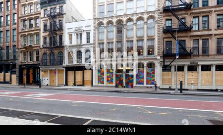 Geschlossen, verladen, geschlossen Schaufenster in der SoHo-Nachbarschaft von Manhattan, New York. Juni 2020. Stockfoto