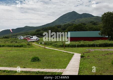 Hubschrauberlandeplatz auf der Quelle des Flusses Ozernaya auf Kurilen-See. Süd-Kamtschatka-Naturpark. Stockfoto