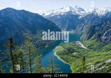 Panoramablick auf See und Berg im Hintergrund bei einem sonnigen Tag. Im Blickpunkt Archenkanzel, Konigssee in Berchtesgaden, Deutschland. Stockfoto