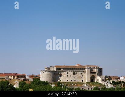 Spanien, Kastilien und Leon, Provinz Segovia, Cuellar. Schloss der Herzöge von Albuquerque. Erbaut in verschiedenen architektonischen Stilen, stammt aus dem 11. Jahrhundert, obwohl die meisten seiner Überreste aus dem 15. Jahrhundert stammen. Das Schloss gehörte Don Alvaro de Luna und den ersten Herzögen von Albuquerque. Allgemeine Ansicht. Stockfoto