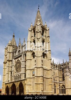 Spanien, Kastilien und Leon, Leon. Kathedrale der Heiligen Maria oder das Haus des Lichts. Gothic-Style. 13.-14. Jahrhundert. Hauptfassade, allgemeine Ansicht. Stockfoto