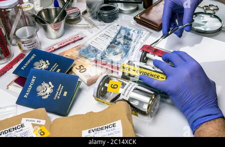 Wissenschaftlichen Polizei öffnet mit der Schere ein Beutel der Beweis eines Verbrechens im wissenschaftlichen Labor Stockfoto