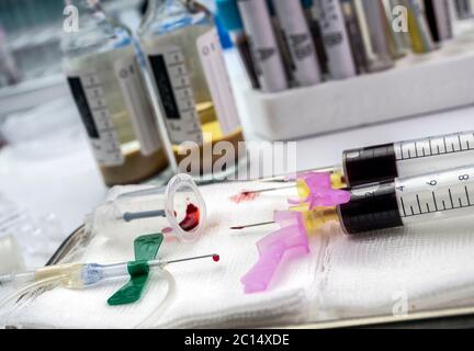 Aerobe und anaerobe Blutkulturproben in einem Krankenhaus, Spanien Stockfoto