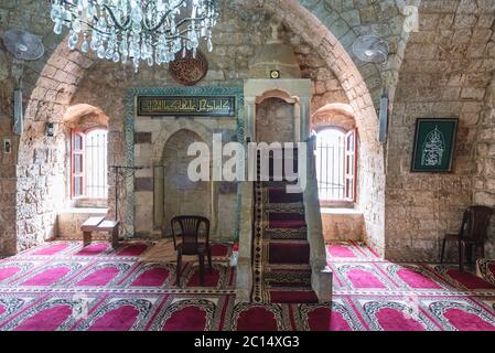 Gebetshalle mit Mihrab und Minrab in der Sultan Abdul Majid Moschee im historischen Teil von Byblos, der größten Stadt im Libanon-Gebirge Stockfoto