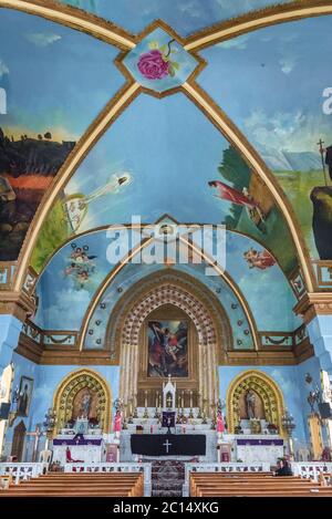 Das Innere der Maroniten-Kirche des Heiligen Michael im Dorf Sereel, auch bekannt als Siriil, befindet sich im Bezirk Zgharta im Norden des Libanons Stockfoto