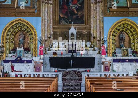 Das Innere der Maroniten-Kirche des Heiligen Michael im Dorf Sereel, auch bekannt als Siriil, befindet sich im Bezirk Zgharta im Norden des Libanons Stockfoto