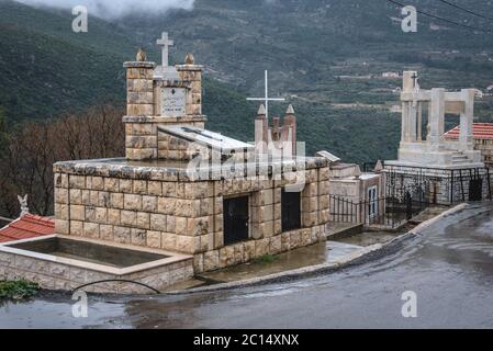 Friedhof neben der Maroniten-Kirche von St. Michael im Dorf Sereel, auch bekannt als Siriil, im Bezirk Zgharta im Norden des Libanons Stockfoto