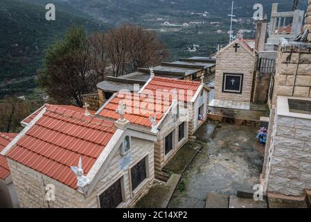 Friedhof neben der Maroniten-Kirche von St. Michael im Dorf Sereel, auch bekannt als Siriil, im Bezirk Zgharta im Norden des Libanons Stockfoto