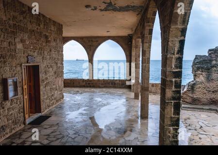 Terrasse neben Saydet al Bahr - Our Lady of the Sea Church in Batroun Stadt im Nordlibanon und eine der ältesten Städte der Welt Stockfoto