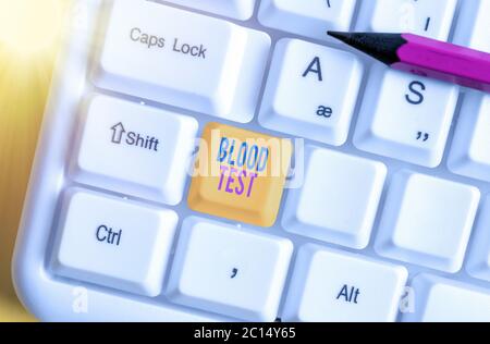Schreibnotiz mit Blutprobe. Geschäftskonzept für die Entnahme von Blutproben aus einem Organismus zur Durchführung einer Laboranalyse Weiße pc-Tastatur mit e Stockfoto
