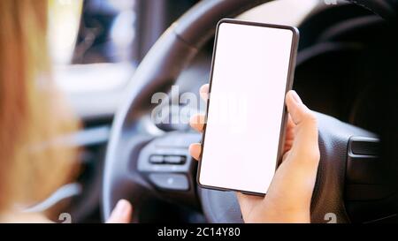 Telefonverhöhung im Auto. Mietwagenfahrer Stockfoto