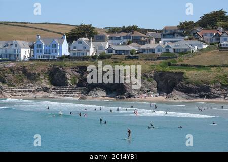 Blick auf das Meer in Polzeath, Cornwall, einschließlich Häuser und Ferienwohnungen mit Blick auf das Meer. Stockfoto