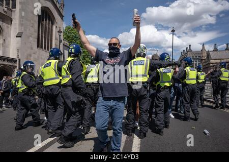 London, Großbritannien. Juni 2020. Tausende nationalistische, rechtsextreme und Fußballfans versammeln sich in Westminster, um gegen die kürzliche Entfernung und Verhüllung von Statuen und Gedenkstätten zu protestieren, insbesondere Winston Churchill auf dem Parliament Square. Polizei und Presse wurden häufig mit über 100 festgenommenen Personen angegriffen. Kredit: Guy Corbishley/Alamy Live Nachrichten Stockfoto