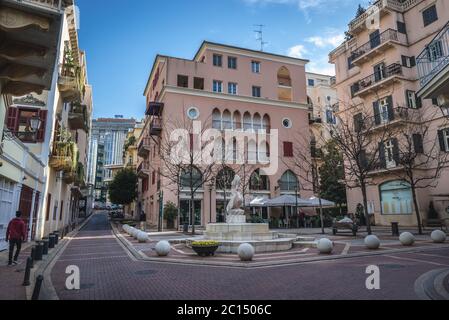 Kleiner Platz mit Purrl Gallery Juweliergeschäft und Paname Restaurant in Saifi Village Wohnviertel gehobener Nachbarschaft in Beirut, Libanon Stockfoto