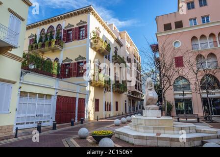 Kleiner Platz mit Purrl Gallery Juweliergeschäft und Brunnen in Saifi Village Wohnviertel gehobener Nachbarschaft in Beirut, Libanon Stockfoto