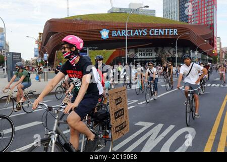 New York, NY, 10. Juni 2020. Tausende von Radfahrern nehmen an einer Solidaritätsfahrt durch Brooklyn Teil. Tausende nahmen an der Massenfahrradfahrt Teil, einige drückten ihre Forderungen durch Schilder aus, die an ihren Fahrrädern angebracht waren, einschließlich der Definanzierung der NYPD, ein Ende der Polizeibrutalität und der Morde nach der jüngsten Ermordung von George Floyd, Breonna Taylor und unzähligen anderen durch die amerikanische Polizei. Stockfoto