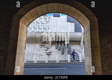 Schottisches Parlamentsgebäude in Holyrood, Edinburgh, Hauptstadt von Schottland, Teil von Großbritannien, Blick von der Canongate Street Stockfoto