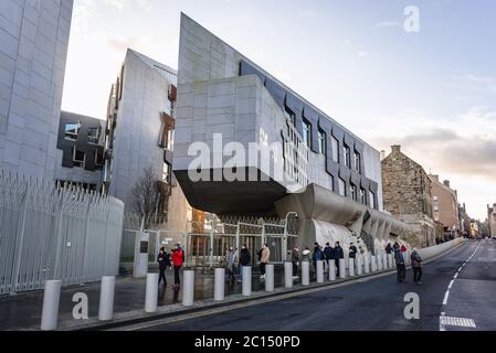 Blick von der Canongate Street auf das Scottish Parliament Building in Holyrood in Edinburgh, der Hauptstadt Schottlands, Teil von Großbritannien Stockfoto