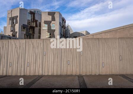 Mauer um das schottische Parlamentsgebäude in der Gegend von Holyrood in Edinburgh, der Hauptstadt Schottlands, Teil des Vereinigten Königreichs Stockfoto