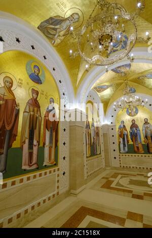 Belgrad / Serbien - 9. Juni 2019: Krypta der Kirche des Heiligen Sava, serbisch-orthodoxe Kirche in Belgrad, Serbien, mit gemalten Fresken geschmückt Stockfoto