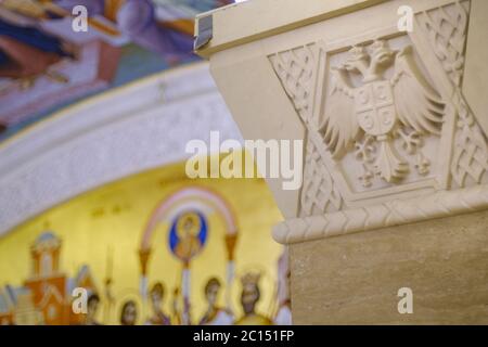 Belgrad / Serbien - 9. Juni 2019: Künstlerische Architektur Details in der Krypta der Kirche St. Sava, Serbisch-orthodoxe Kirche in Belgrad, Serbien, Stockfoto