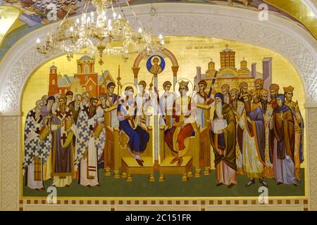 Belgrad / Serbien - 9. Juni 2019: Krypta der Kirche des Heiligen Sava, serbisch-orthodoxe Kirche in Belgrad, Serbien, mit gemalten Fresken geschmückt Stockfoto