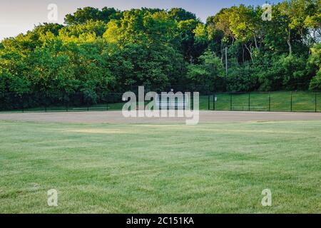 Der Blick vom Außenfeld eines Jugend-Baseballfeldes in einem Stadtpark Stockfoto