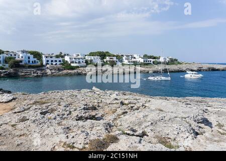 Panoramablick auf die mediterrane Küste mit einigen weißen Villen an der Küste, Felsen und blauem Himmel mit weißen Wolken. Mallorca. Balearen. Stockfoto