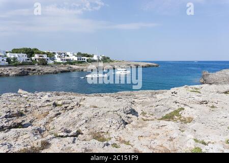 Panoramablick auf die mediterrane Küste mit einigen weißen Villen an der Küste, Felsen und blauem Himmel mit weißen Wolken. Mallorca. Balearen. Stockfoto