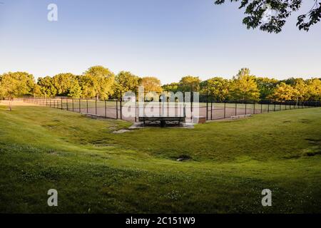 Blick auf ein Baseball-Feld für Jugendliche in einem Stadtpark Stockfoto