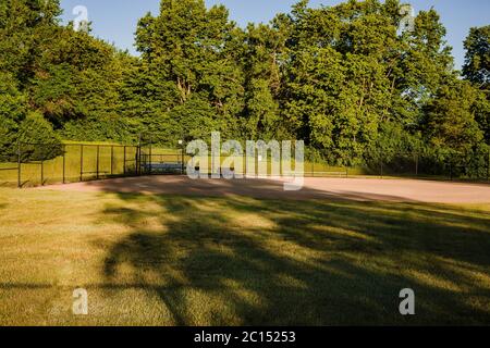 Blick vom Außenfeld eines Jugend-Baseballfeldes in einem Stadtpark Stockfoto